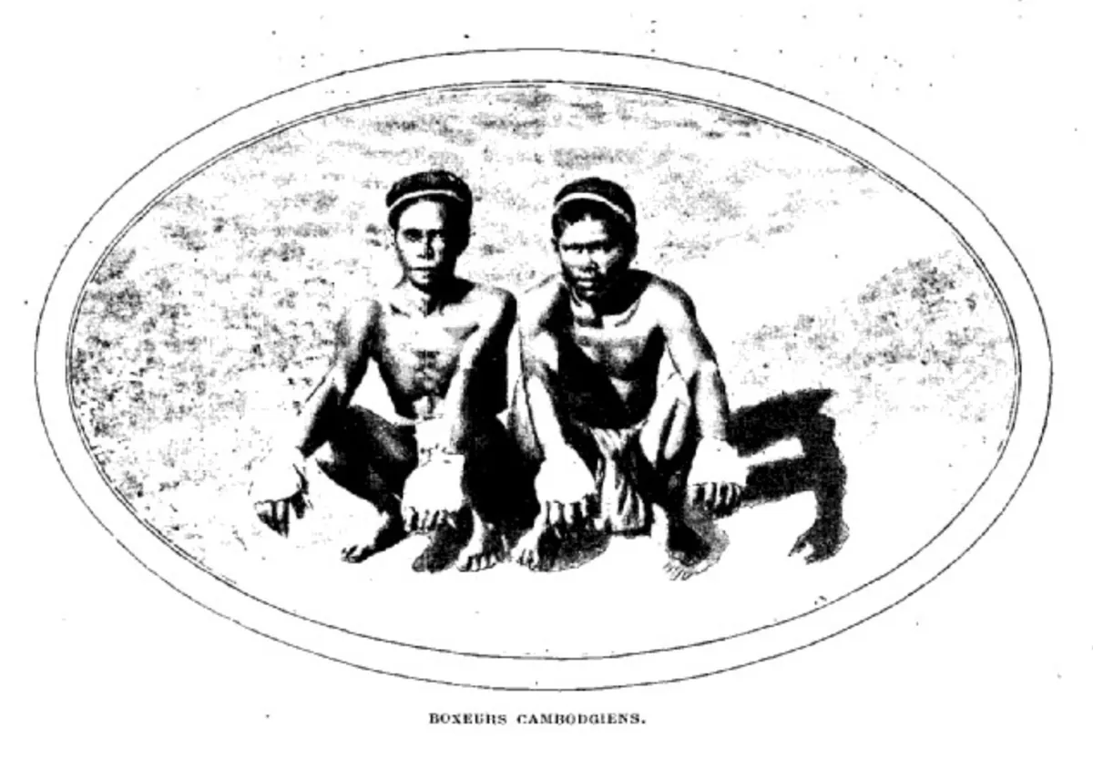 Černobílá rytina v oválném rámu zobrazující dva kambodžské boxery v podřepu vedle sebe, s popiskem Boxeurs Cambodgiens pod ní